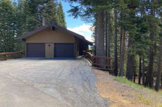 Spacious Furnished 4 bedroom home + bonus rooms on private double lot in Tahoe Donner